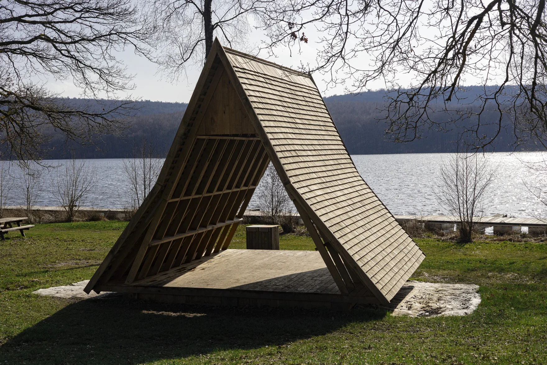 Tipi avec des tavaillons